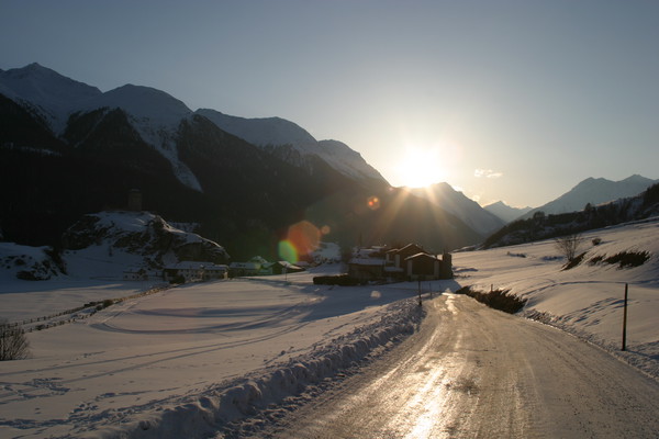 Einfahrt ins Dorf Ardez, im Unterengadin, Graubünden