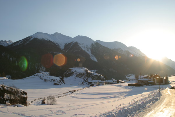 Einfahrt ins Dorf Ardez, im Unterengadin, Graubünden