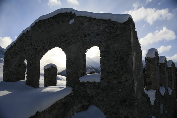 Bei der Ruina Chanoua oberhalb  Ardez, Unterengadin,
