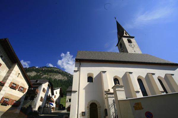 Reformierte Dorfkirche von Ardez im Unterengadin