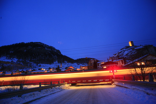 Abendliche Winterstimmung. Einfahrt der Rhätischen Bahn bei Ardez.