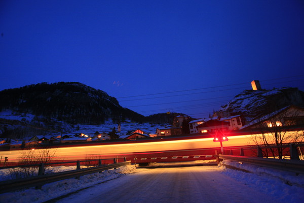 Abendliche Winterstimmung. Einfahrt der Rhätischen Bahn bei Ardez.