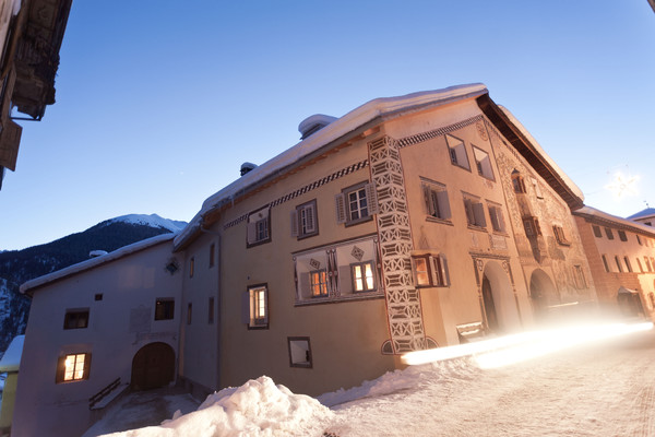 Abendstimmung im historischen Dorfkern von Ardez im Unterengadin, Graubünden