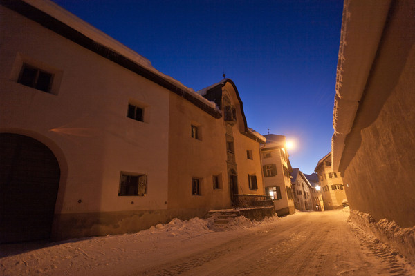 Abendstimmung im historischen Dorfkern von Ardez im Unterengadin, Graubünden