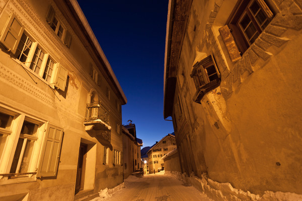 Abendstimmung im historischen Dorfkern von Ardez im Unterengadin, Graubünden