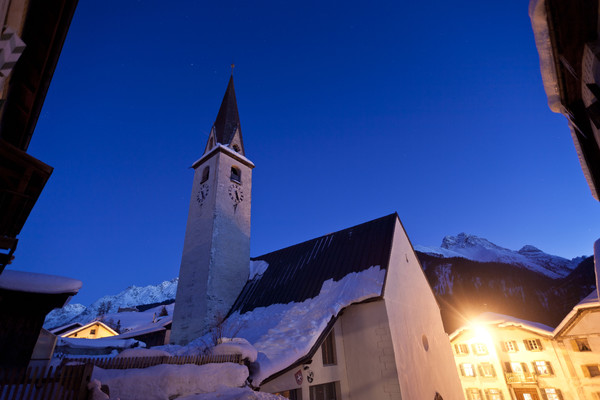 Abendstimmung im historischen Dorfkern von Ardez im Unterengadin, Graubünden