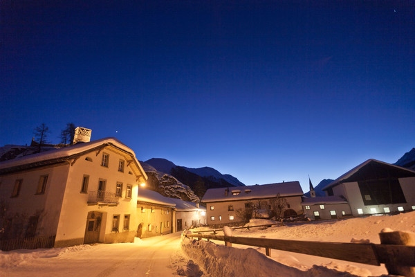 Abendstimmung im historischen Dorfkern von Ardez im Unterengadin, Graubünden