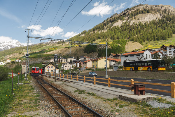 Bei Ardez im Unterengadin. Im Vorderund die Rhätische Bahn.