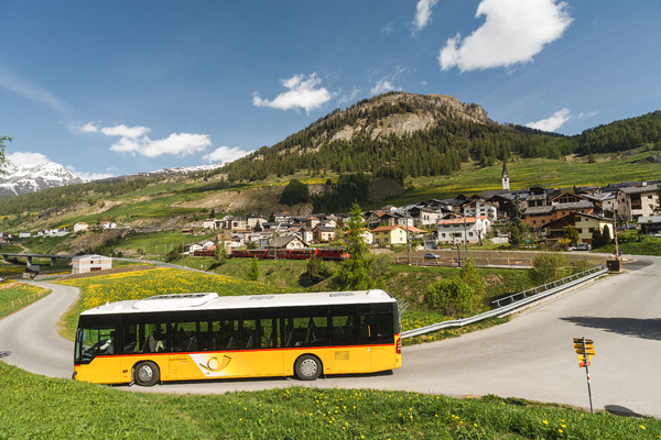 Bei Ardez im Unterengadin. Im Vorderund die Rhätische Bahn.