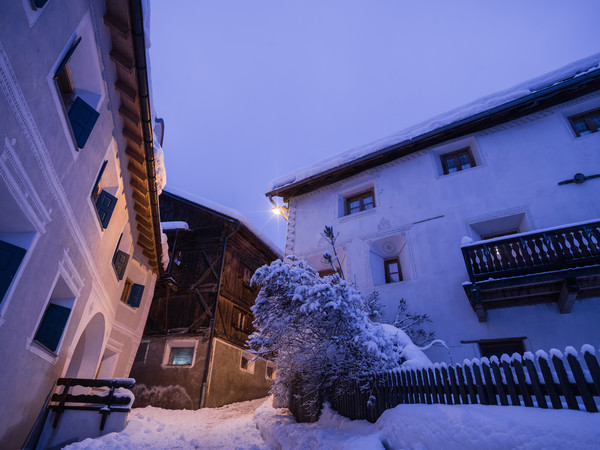 Abendstimmung im historischen Dorfkern von Ardez im Unterengadin, Graubünden