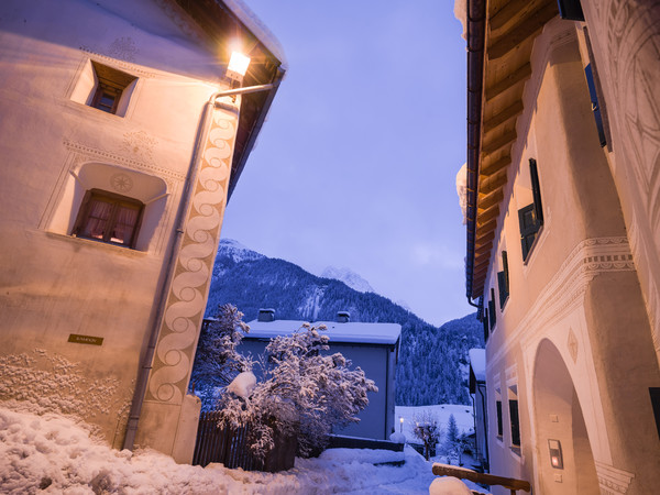 Abendstimmung im historischen Dorfkern von Ardez im Unterengadin, Graubünden