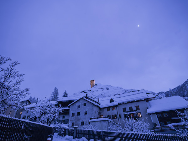 Abendstimmung im historischen Dorfkern von Ardez im Unterengadin, Graubünden