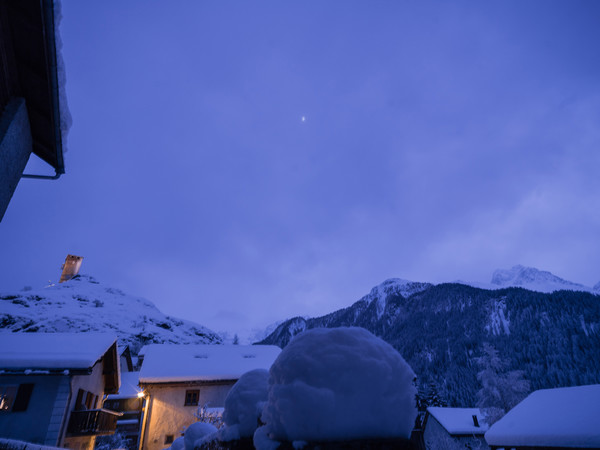 Abendstimmung im historischen Dorfkern von Ardez im Unterengadin, Graubünden