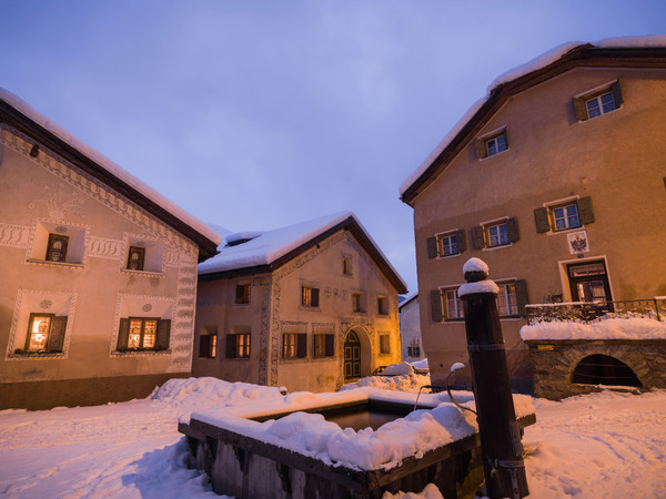 Abendstimmung im historischen Dorfkern von Ardez im Unterengadin, Graubünden