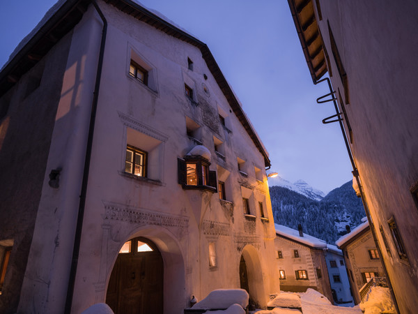 Abendstimmung im historischen Dorfkern von Ardez im Unterengadin, Graubünden