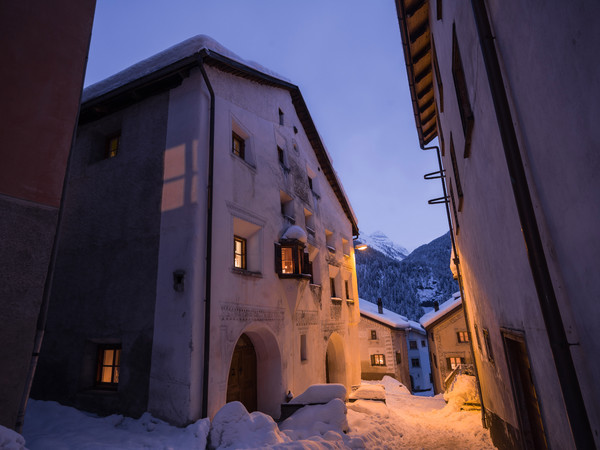 Abendstimmung im historischen Dorfkern von Ardez im Unterengadin, Graubünden