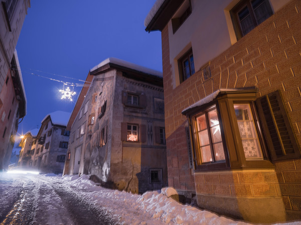 Abendstimmung im historischen Dorfkern von Ardez im Unterengadin, Graubünden