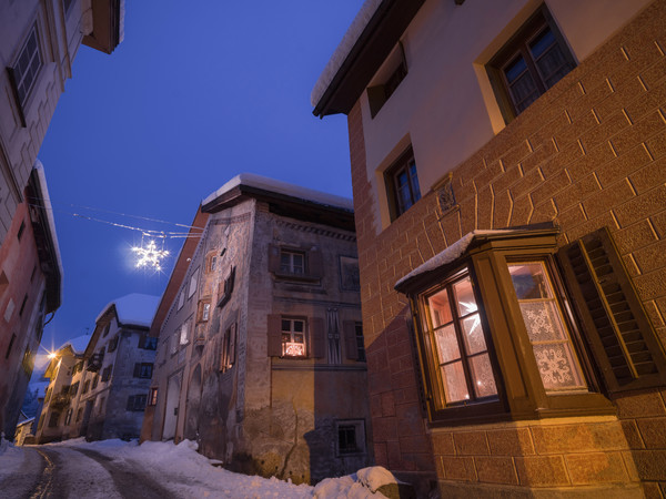 Abendstimmung im historischen Dorfkern von Ardez im Unterengadin, Graubünden