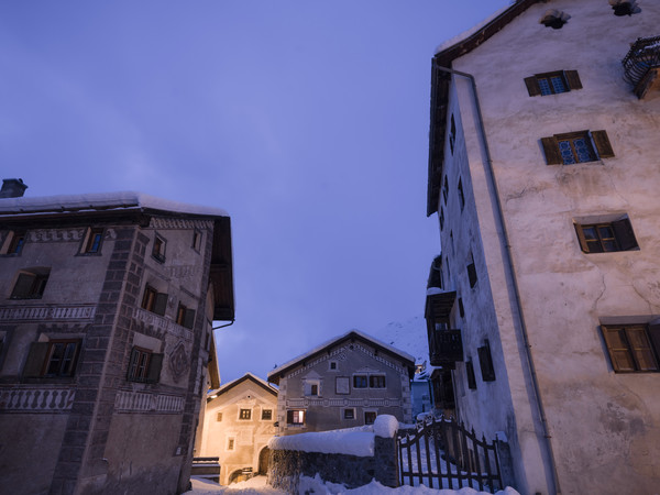 Abendstimmung im historischen Dorfkern von Ardez im Unterengadin, Graubünden