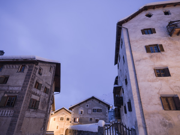 Abendstimmung im historischen Dorfkern von Ardez im Unterengadin, Graubünden