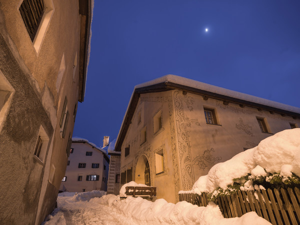 Abendstimmung im historischen Dorfkern von Ardez im Unterengadin, Graubünden