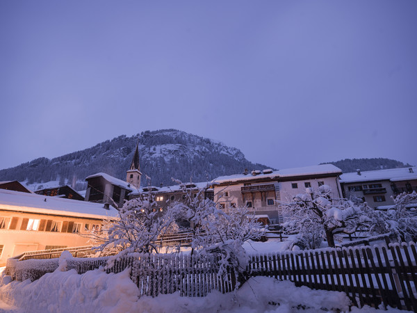 Abendstimmung im historischen Dorfkern von Ardez im Unterengadin, Graubünden