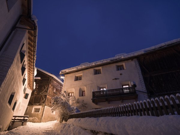 Abendstimmung im historischen Dorfkern von Ardez im Unterengadin, Graubünden