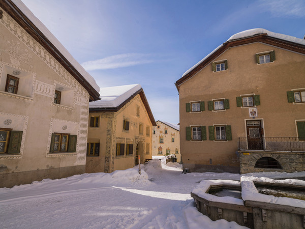 Architektur im historischen Dorfkern von Ardez, Graubünden