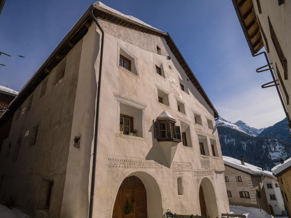 Architektur im historischen Dorfkern von Ardez, Graubünden