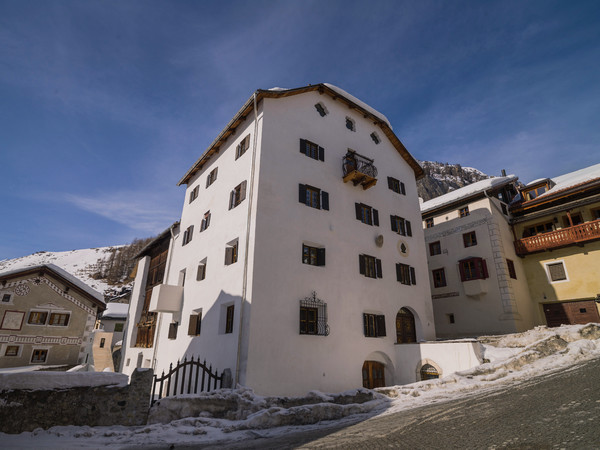 Architektur im historischen Dorfkern von Ardez, Graubünden