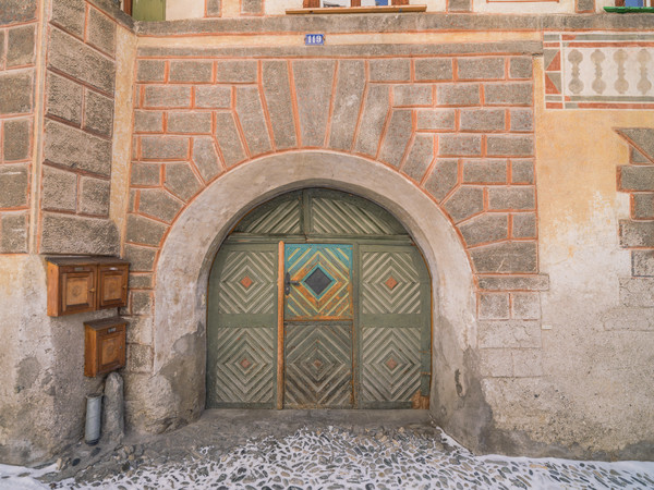 Architektur im historischen Dorfkern von Ardez, Graubünden