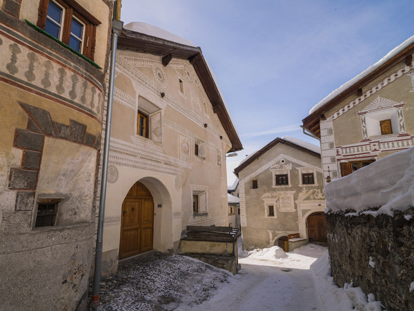 Architektur im historischen Dorfkern von Ardez, Graubünden