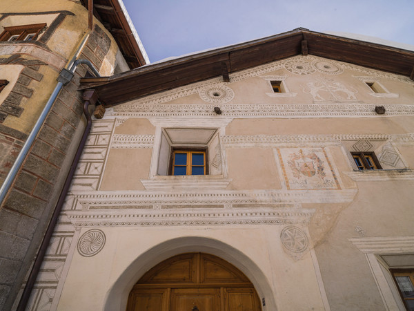 Architektur im historischen Dorfkern von Ardez, Graubünden