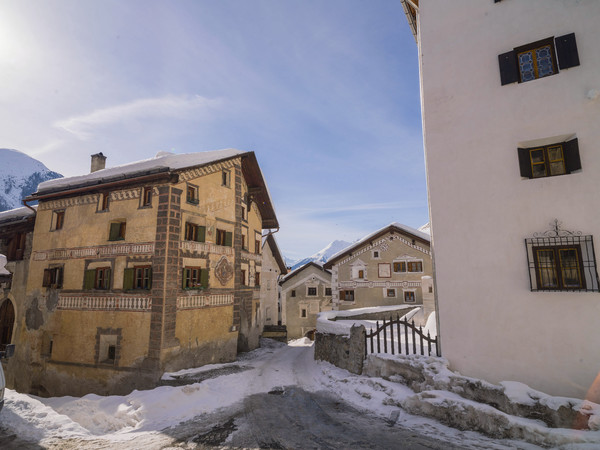 Architektur im historischen Dorfkern von Ardez, Graubünden