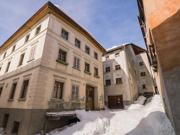 Architektur im historischen Dorfkern von Ardez, Graubünden