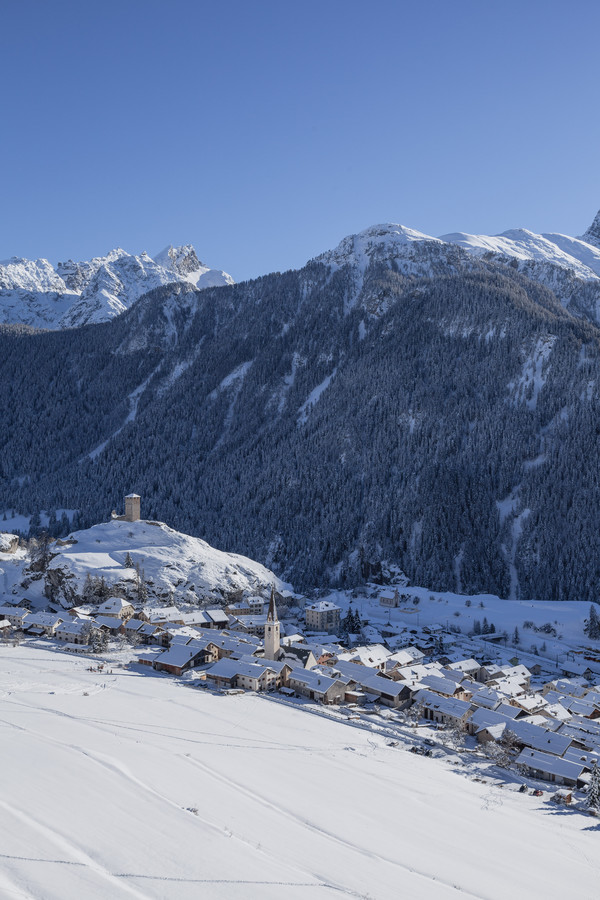 Blick auf Ardez im Unterengadin, Graubünden, Schweiz