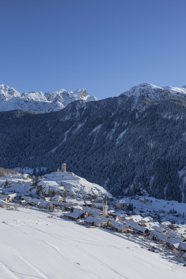 Blick auf Ardez im Unterengadin, Graubünden, Schweiz