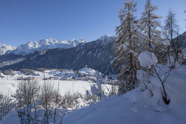 Blick auf Ardez im Unterengadin, Graubünden, Schweiz