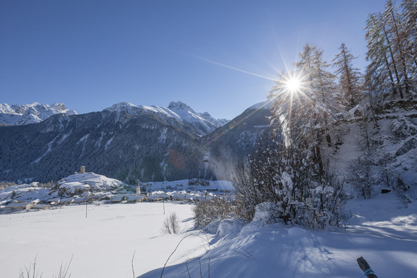 Blick auf Ardez im Unterengadin, Graubünden, Schweiz