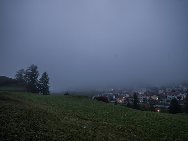 Nebelstimmung bei Ardez im Unterengadin.