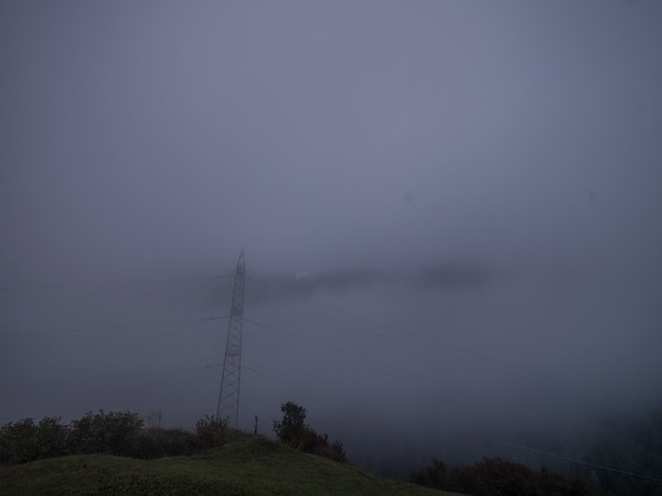 Nebelstimmung bei Ardez im Unterengadin.