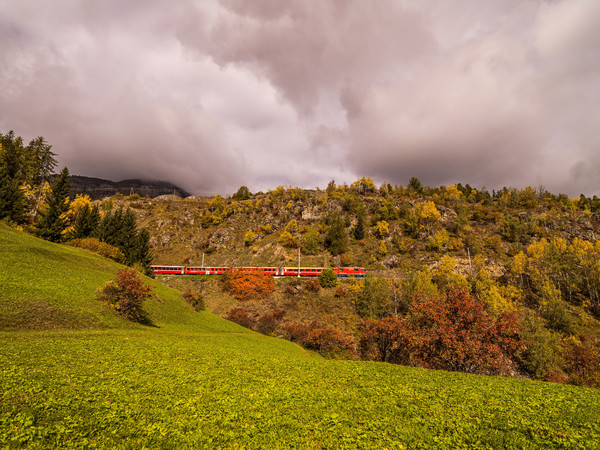 Unterwegs mit der Rhätischen Bahn bei herrlicher Herbststimmung bei Ardez im Unterengadin.