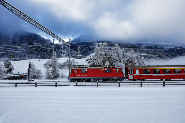 Die Rhätische Bahn bei Ardez im Unterengadin.