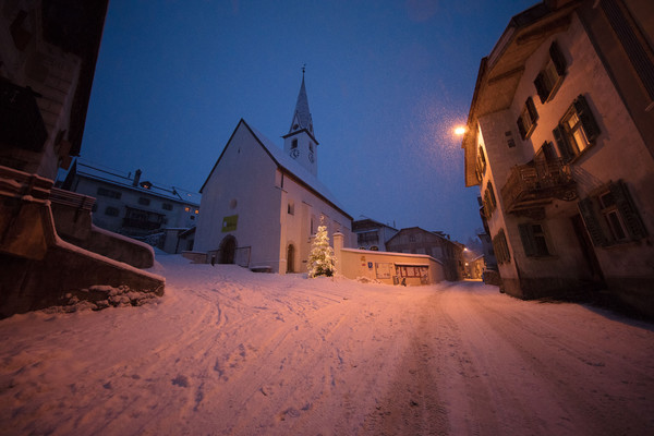 Abendstimmung im historischen Dorfkern von Ardez im Unterengadin, Graubünden