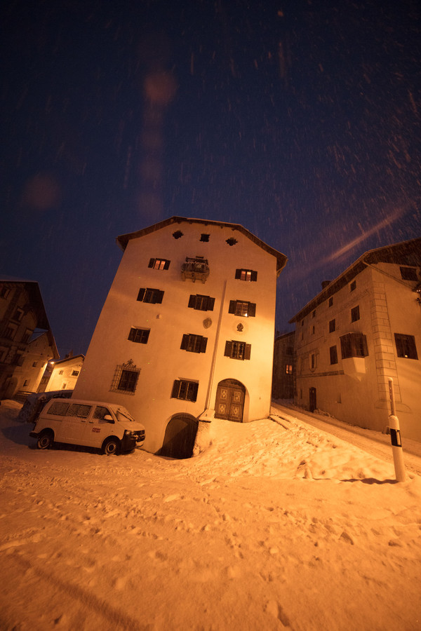 Abendstimmung im historischen Dorfkern von Ardez im Unterengadin, Graubünden