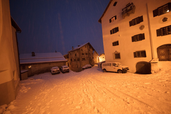 Abendstimmung im historischen Dorfkern von Ardez im Unterengadin, Graubünden