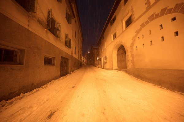 Abendstimmung im historischen Dorfkern von Ardez im Unterengadin, Graubünden