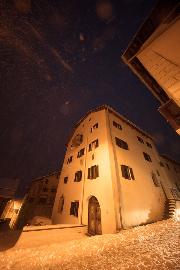 Abendstimmung im historischen Dorfkern von Ardez im Unterengadin, Graubünden