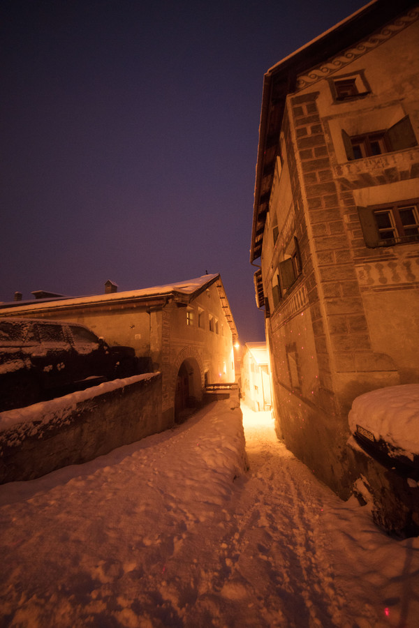 Abendstimmung im historischen Dorfkern von Ardez im Unterengadin, Graubünden