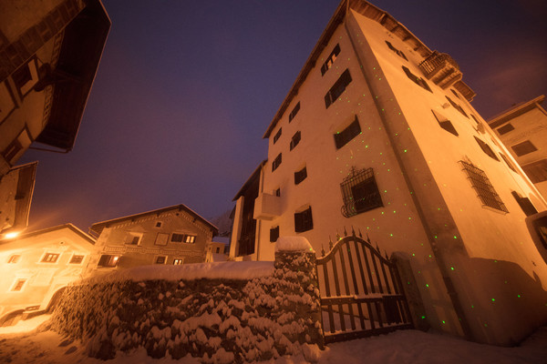 Abendstimmung im historischen Dorfkern von Ardez im Unterengadin, Graubünden